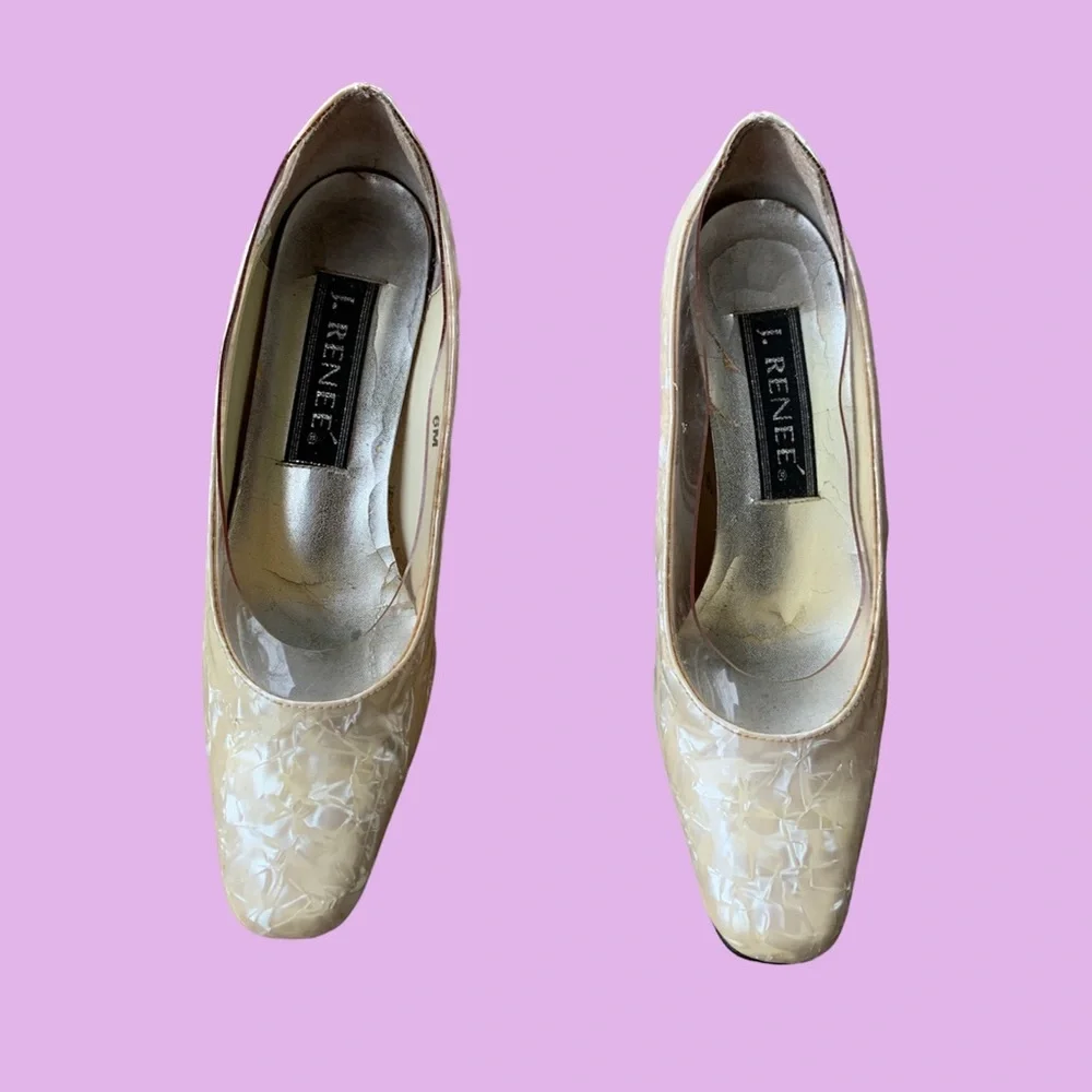 VINTAGE‎ CREAM PEARLESCENT MARBLE PUMPS